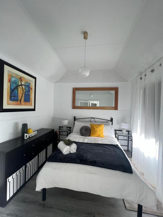 Zen Out On Surrey Holiday home Alfredton